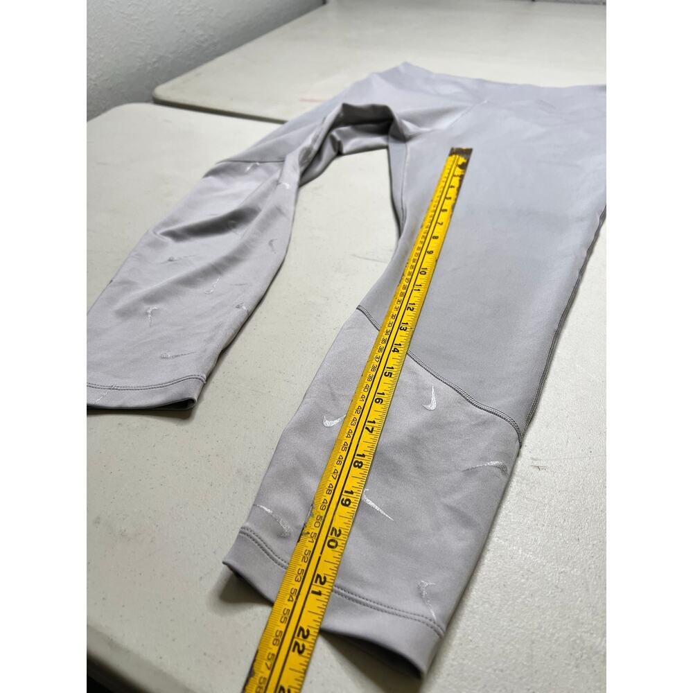 Nike DRI-FIT SWOOSH 7/8 LEGGINGS IN GRAY-GREY women size Large - gym workout - Picture 2 of 11